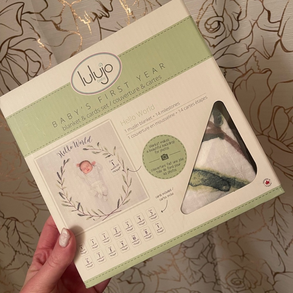 👶🏻 NEW! • Lulujo • Baby’s First Year Blanket with cards (for pictures)